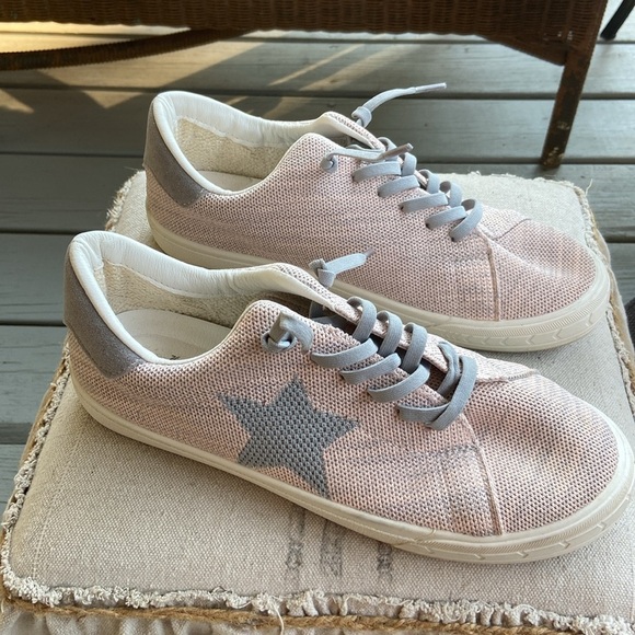 Vintage Havana Fly Salmon Knit Sneakers
Women's Size 8.5 - Picture 2 of 8